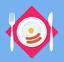 ontbijt gebakken ei en worstjes Aan een bord, met een vork en een mes Aan een servet. vector illustratie in vlak stijl