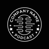 gemakkelijk podcast of radio logo ontwerp inspiratie met mic en koptelefoon, ontwerp element voor logo, poster, kaart, banier, embleem, t shirt. vector illustratie