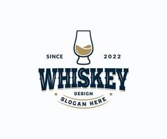 whisky bar logo ontwerp. luxe wijnoogst whisky glas logo etiket ontwerp vector