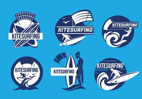 Set Kiteboarding Fun in de Oceaan Kitesurfing Label Vectoren