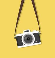 hangende vintage camera met riem op gele achtergrond vector