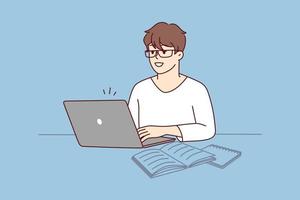 slim jong Mens zitten Aan tafel werk Aan laptop met studieboeken. glimlachen mannetje bezig studie Aan computer Bij huis kantoor. technologie en onderwijs. vector illustratie.