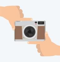 handen die een vintage fotografiecamera ontwerpen vector