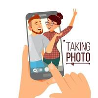 nemen foto Aan smartphone vector. glimlachen mensen. modern vrienden nemen verticaal selfie. hand- Holding smartphone. camera zoeker. vriendschap concept. geïsoleerd vlak tekenfilm illustratie vector