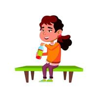 meisje kind drinken Frisdrank water Aan park bank vector