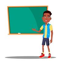 weinig jongen antwoorden Bij de schoolbord in de klas vector. afro Amerikaans. school. geïsoleerd illustratie vector