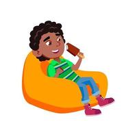 jongen kind aan het eten ijs room in zacht stoel vector
