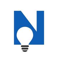 brief n elektrisch logo combineren met elektrisch lamp icoon vector sjabloon. licht lamp logotype teken symbool