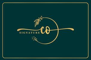 luxe goud handtekening eerste co logo ontwerp geïsoleerd blad en bloem vector