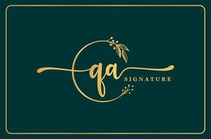 luxe goud handtekening eerste qa logo ontwerp geïsoleerd blad en bloem vector