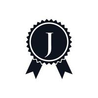 winnaar prijs gecertificeerd medaille insigne Aan j logo sjabloon. het beste verkoper insigne teken vector