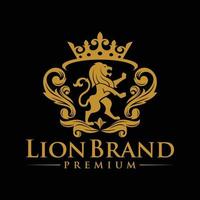 luxe leeuw kam heraldiek logo. elegant goud heraldisch schild icoon. premie merk identiteit embleem. Koninklijk jas van armen bedrijf etiket symbool. modern vector illustratie.