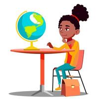 nieuwsgierig meisje zittend Bij de tafel en op zoek Bij wereldbol vector. geïsoleerd illustratie vector