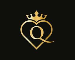 brief q logo met kroon en liefde vorm vector
