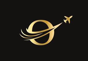 brief O reizen logo ontwerp concept met vliegend vliegtuig symbool vector