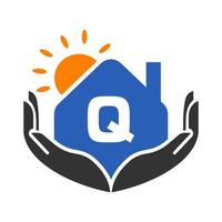 brief q echt landgoed logo concept met zon, huis en hand- sjabloon. veilig huis logo element vector