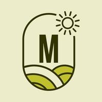brief m landbouw logo embleem sjabloon. agro boerderij, agrarische sector, eco-boerderij teken met zon en agrarisch veld- symbool vector