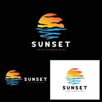 zonsondergang logo, strand ontwerp, rivier- en zon illustratie, vector genieten van de schemering