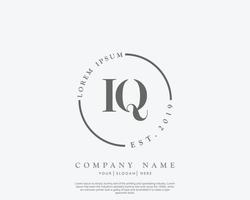 eerste iq vrouwelijk logo schoonheid monogram en elegant logo ontwerp, handschrift logo van eerste handtekening, bruiloft, mode, bloemen en botanisch met creatief sjabloon vector