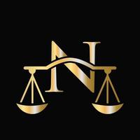 brief n schaal advocaat wet logo ontwerp. eerste pijler, wet stevig, advocaat teken ontwerp vector