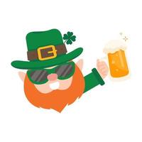 grappig elf van Ierse folklore tekenfilm vieren door drinken bier Aan heilige Patrick dag. vector