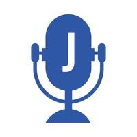 podcast radio logo Aan brief j ontwerp gebruik makend van microfoon sjabloon. dj muziek, podcast logo ontwerp, mengen audio uitzending vector