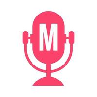 podcast radio logo Aan brief m ontwerp gebruik makend van microfoon sjabloon. dj muziek, podcast logo ontwerp, mengen audio uitzending vector
