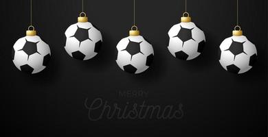 vrolijk kerstfeest voetbal wenskaart. hang aan een draadvoetbalbal als Kerstmisbal op zwarte horizontale achtergrond. sport vectorillustratie. vector