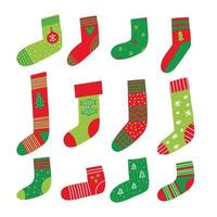 Kerstmis sokken verzameling. Kerstmis en nieuw jaar kous reeks met winter vakantie symbolen en groen rood kleuren. hand getekend tekening vector illustratie.