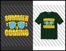 zomer is komt eraan, motiverende gezegden typografie t-shirt ontwerp. hand getekend belettering vector