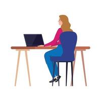 vrouwenbeeldverhaal met laptop bij bureau die vectorontwerp werken vector
