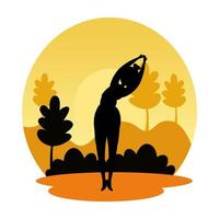 silhouet van vrouw die pilates op de scène van de landschapszonsondergang oefent vector