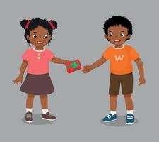gelukkig weinig Afrikaanse meisje geven geschenk naar haar jongen vriend voor zijn verjaardag of Kerstmis Cadeau vector