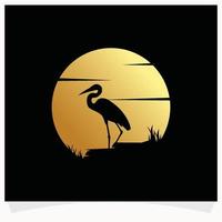 reiger silhouet met maan achtergrond logo ontwerp sjabloon vector