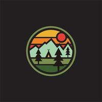 berg, kamp en zon voor hipster avontuur logo ontwerp . vector grafisch voor t overhemd en andere toepassingen.