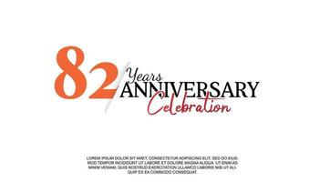 82 jaren verjaardag logotype aantal met rood en zwart kleur voor viering evenement geïsoleerd vector