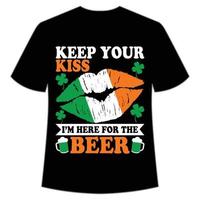 houden uw kus ik ben hier voor de bier st. Patrick dag overhemd afdrukken sjabloon, Lucky charmes, Iers, iedereen heeft een weinig geluk typografie ontwerp vector