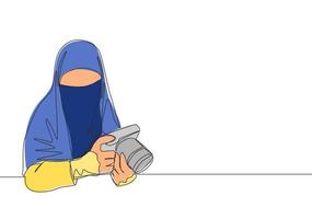 een doorlopend lijn tekening van jong gelukkig saudi Arabisch muslimah vervelend boerka terwijl Holding dslr camera. traditioneel Islamitisch vrouw Niqab jurk concept single lijn trek ontwerp vector illustratie