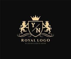 eerste yn brief leeuw Koninklijk luxe heraldisch, wapen logo sjabloon in vector kunst voor restaurant, royalty, boetiek, cafe, hotel, heraldisch, sieraden, mode en andere vector illustratie.