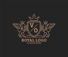 eerste vo brief leeuw Koninklijk luxe heraldisch, wapen logo sjabloon in vector kunst voor restaurant, royalty, boetiek, cafe, hotel, heraldisch, sieraden, mode en andere vector illustratie.