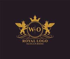 eerste wo brief leeuw Koninklijk luxe heraldisch, wapen logo sjabloon in vector kunst voor restaurant, royalty, boetiek, cafe, hotel, heraldisch, sieraden, mode en andere vector illustratie.