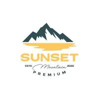 berg zee strand panoramisch zonsondergang middag buitenshuis wijnoogst logo ontwerp vector