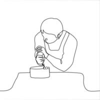 gebakje chef siert taart met room - een lijn tekening. een Mens in een schort krom over- een ronde taart met een gebakje tas, hij knijpt uit de room Aan de verjaardag taart vector