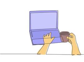 een doorlopende lijntekening van een jonge gelukkige werknemer die op het toetsenbord van de laptop typt om online te winkelen terwijl hij een kopje koffie vasthoudt. koffie of thee drinken concept grafisch ontwerp vectorillustratie vector
