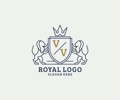 eerste vv brief leeuw Koninklijk luxe logo sjabloon in vector kunst voor restaurant, royalty, boetiek, cafe, hotel, heraldisch, sieraden, mode en andere vector illustratie.