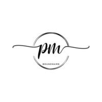 eerste p.m vrouwelijk logo collecties sjabloon. handschrift logo van eerste handtekening, bruiloft, mode, juwelen, boetiek, bloemen en botanisch met creatief sjabloon voor ieder bedrijf of bedrijf. vector