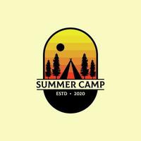 zomer kamp buitenshuis logo ontwerp vector, het beste voor sport of recreatie logo enz vector