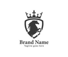 paard in schild met kroon Aan top voor hotel, financiën, investering, sport club bedrijf logo ontwerp vector