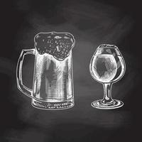 hand getekend schetsen van bier mok en glas van bier geïsoleerd Aan schoolbord achtergrond, wit tekening. vector wijnoogst gegraveerde illustratie.