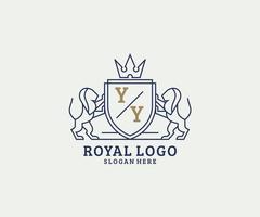 eerste yy brief leeuw Koninklijk luxe logo sjabloon in vector kunst voor restaurant, royalty, boetiek, cafe, hotel, heraldisch, sieraden, mode en andere vector illustratie.